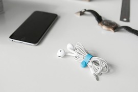 ケーブルにまつわるストレスをずばっと解決！デスクや衣類にもホールド可能なお役立ちバンド