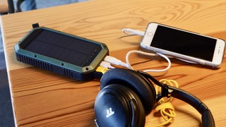 ソーラー発電で容量20,000mAh! LEDライトも搭載したモバイルバッテリー「FREEK」を使ってみた