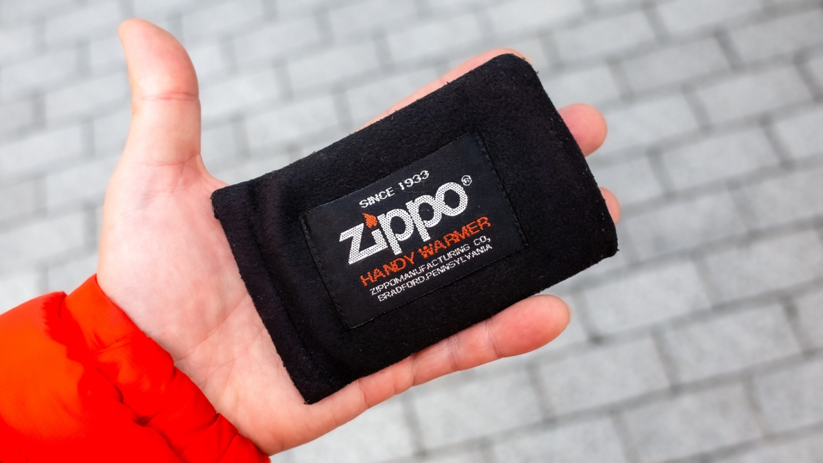 繰り返し使えるzippoのカイロ 24時間暖かいオイル式ハンディウォーマー ライフハッカー 日本版