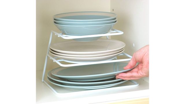3サイズのお皿を3段でコンパクトに置けるラック。目的のお皿を素早く取り出せて、片付けも楽