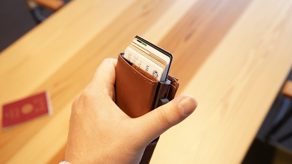 クレカがシュパっと飛び出る、スキミング防止機能搭載のミニマルWallet「C-secure」を使ってみた