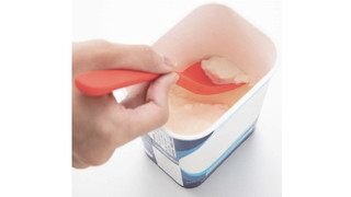 容器やびん、レトルトパウチの隅から無駄なくすくえるスプーン