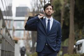 フットボールブランド・umbroが生んだ高機能スーツ。その実力やいかに？【ライフハックツール】