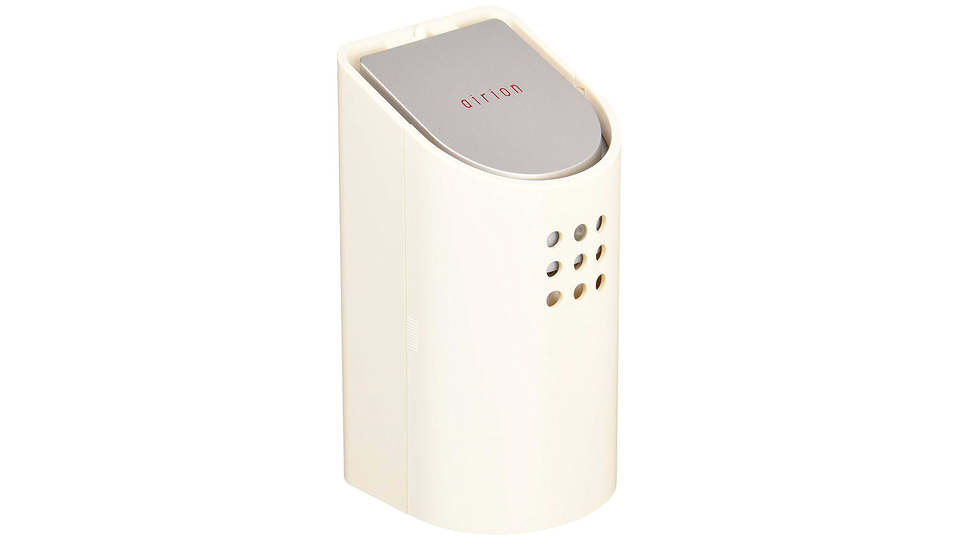 悪臭だけを消す、手のひらに乗るサイズの消臭器。電池式でどこでも使えて壁掛けも可能
