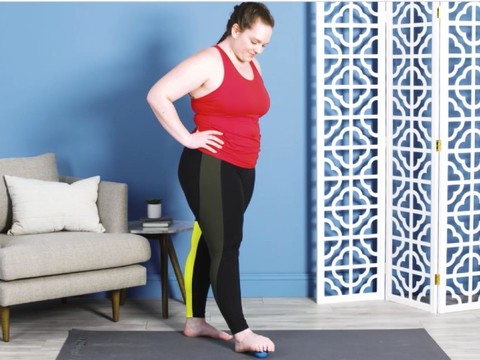 その場ですぐできる、気持ちいい足裏ゴルフボールストレッチ