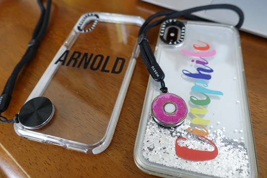 スマホケースに貼るだけで装着できる 360度回転して使いやすいストラップ ライフハッカー 日本版