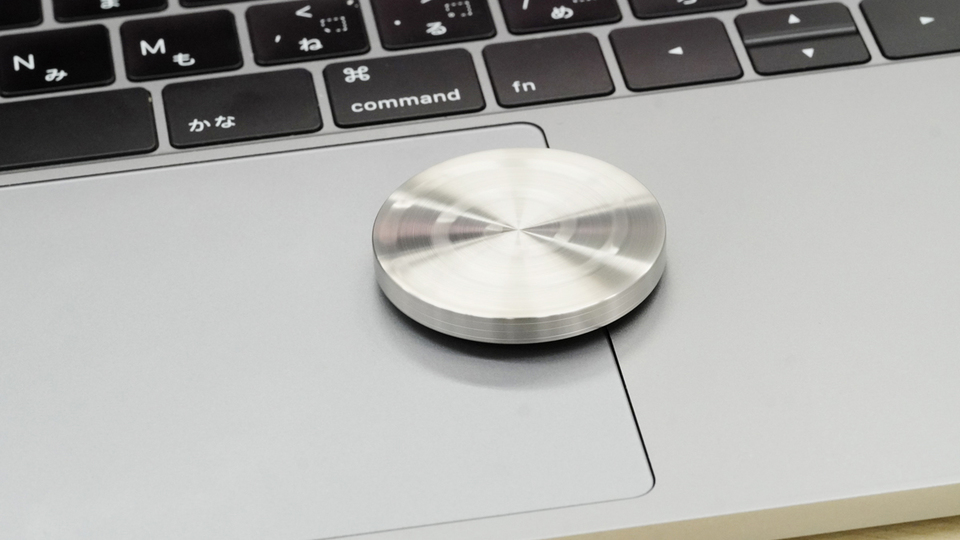 メタル素材好き集合! 質感高い金属削り出しのコマ型フィジェット「Mezmocoin」を使ってみた