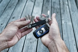 ジェット機と同素材のキーケース。100％ドイツ製｢Wunderkey｣間もなくキャンペーン終了！