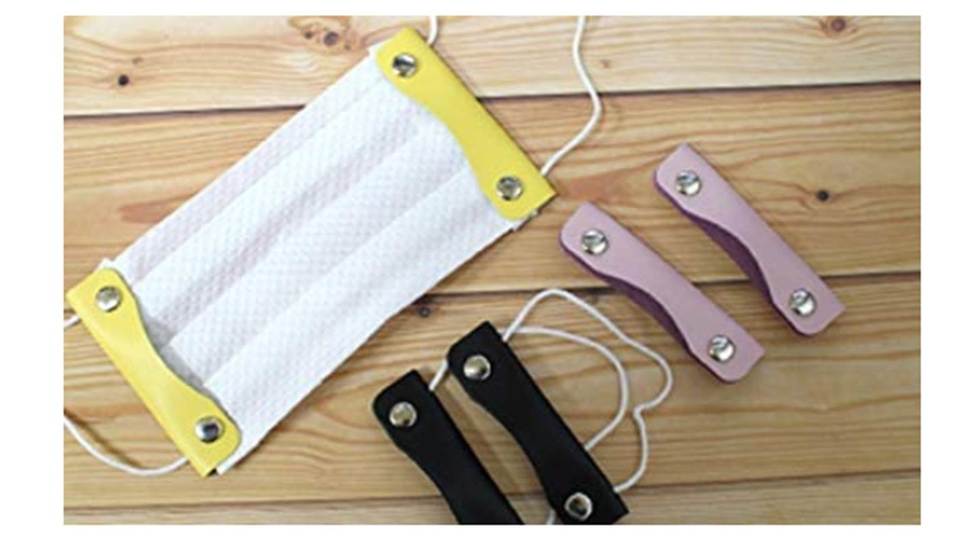 キッチンペーパーを挟んで留めるだけでマスクが作れる、本革製のホルダー