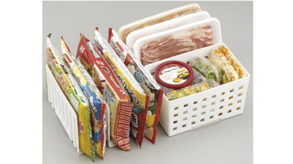 冷凍庫の中の物をスッキリ整理できるスタンド&ボックス。冷気の循環効率も良くなるんだって!