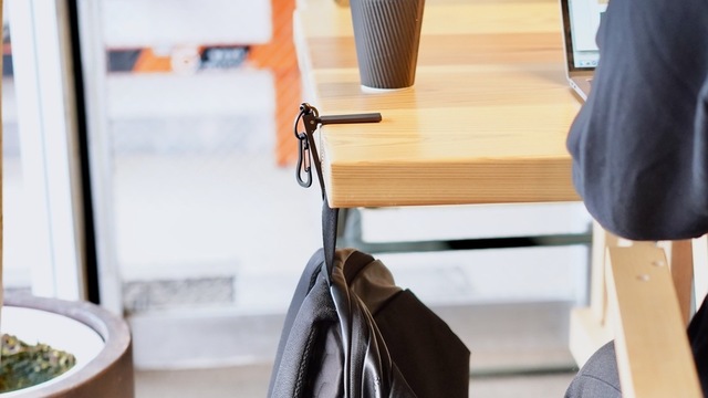 70gで持ち運びも楽 Ipadスタンドにもカバンフックにもなる 無縁 フック ライフハッカー 日本版