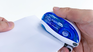 地味に便利…！梱包作業がはかどる“挟む”タイプのテープのり【今日のライフハックツール】