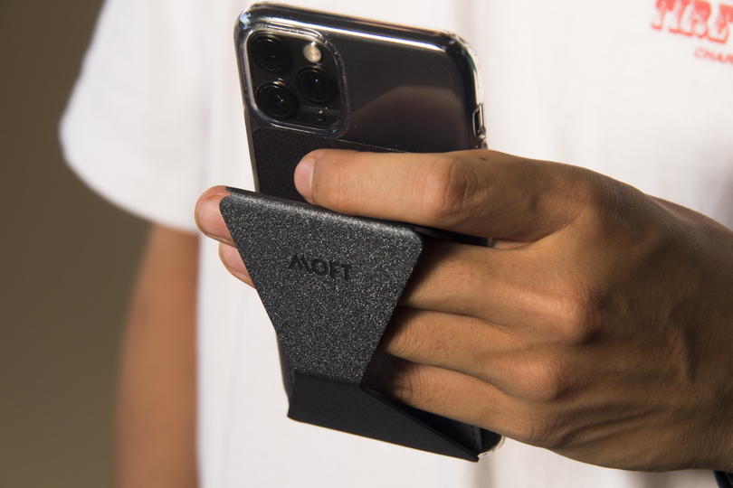 長時間のビデオ通話も快適 超薄型スマホスタンドはカードケース付き ライフハッカー 日本版