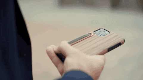ワンタッチでスマホスタンド・スマホグリップに!シンプルでおしゃれな「SleekStrip」が日本上陸