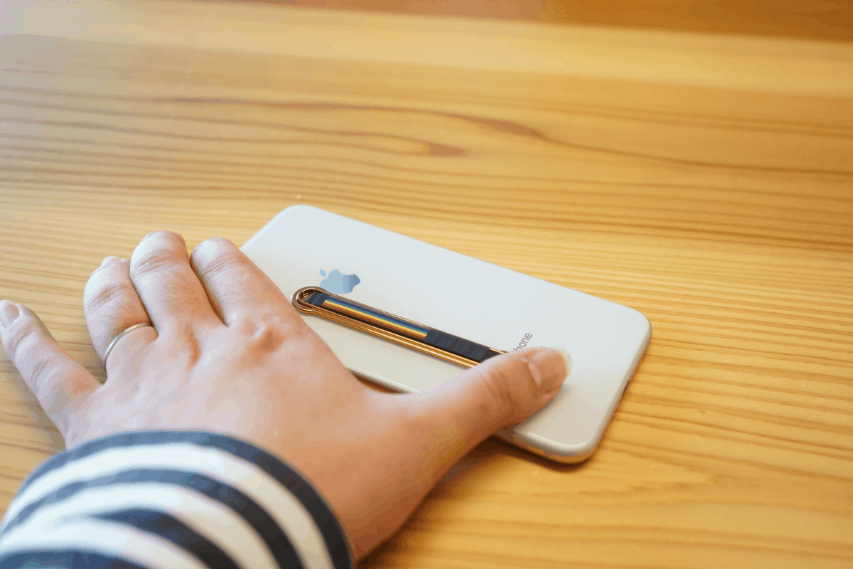 スマホスタンド&グリップの2WAYで使える「SleekStrip」が超おすすめ!ワンタッチで使えるよ