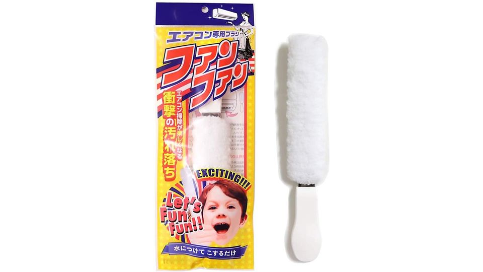 エアコンの送風口~奥にフィットして汚れを取り除く、フワモコな専用ブラシ