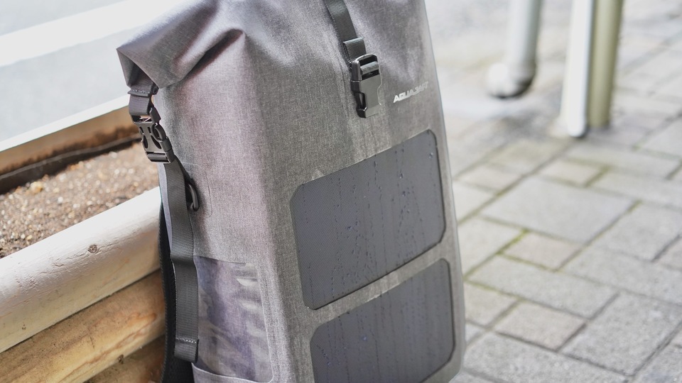 IPX7の強化防水! 移動中でも充電できるソーラーリュックを使ってみた