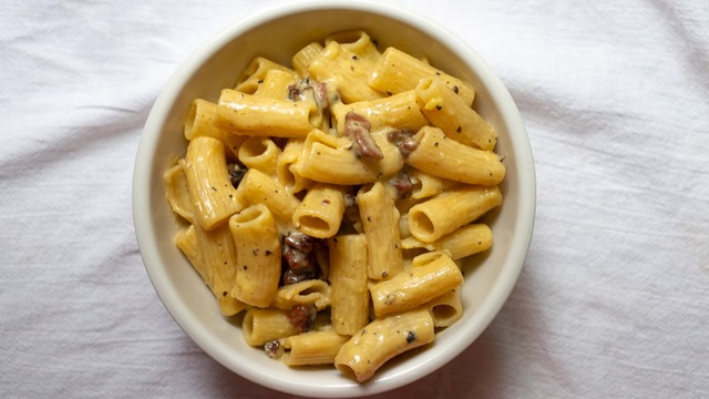 なめらかで濃厚、完璧なカルボナーラの作り方