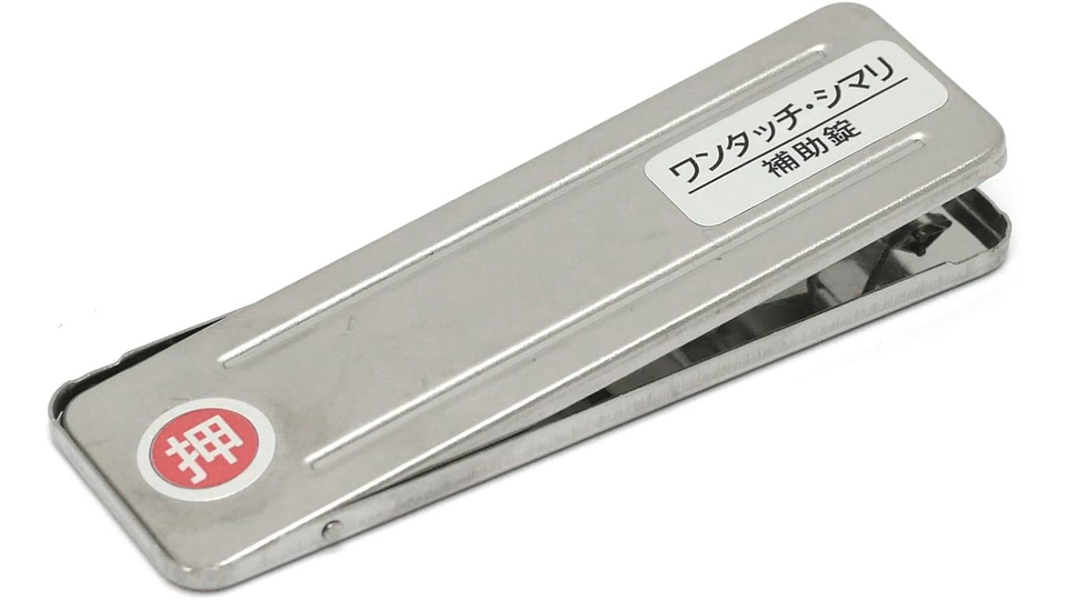 手軽に家の防犯性をアップするツール。穴あけ不要でロックも解除もワンプッシュでOK