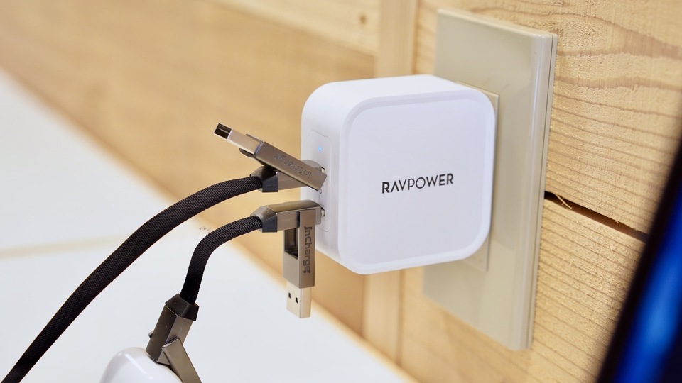 ケーブル管理が楽に! 海外で1億7000万円以上の支援額を集めた「 inCharge6」を使ってみた