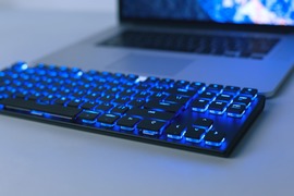 人気を集めて700万円突破!メカニカルキーボード「Keychron K1」
