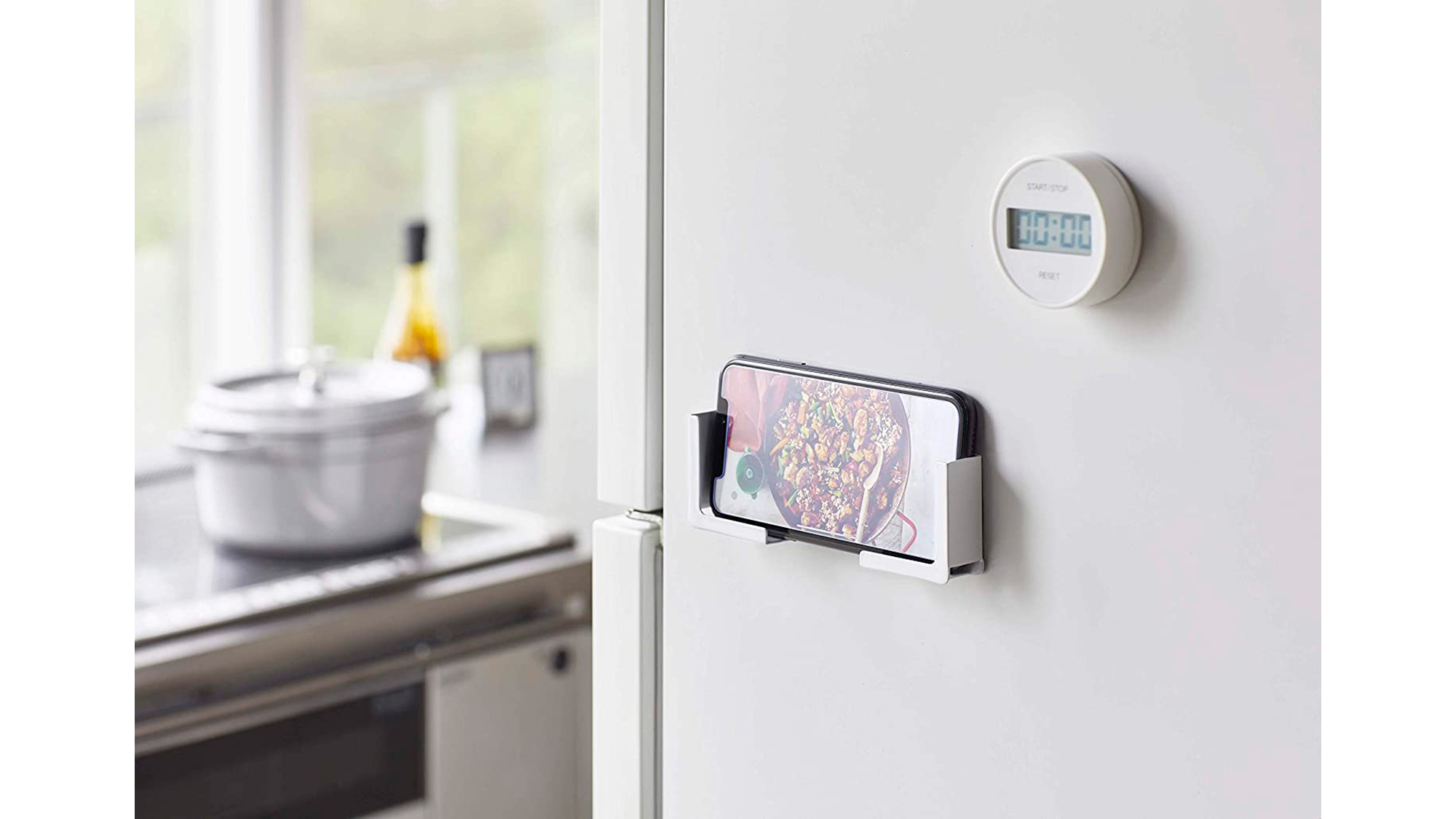 お風呂の壁や冷蔵庫にスマホやタブレットを簡単に設置できる マグネット式ホルダー ライフハッカー 日本版