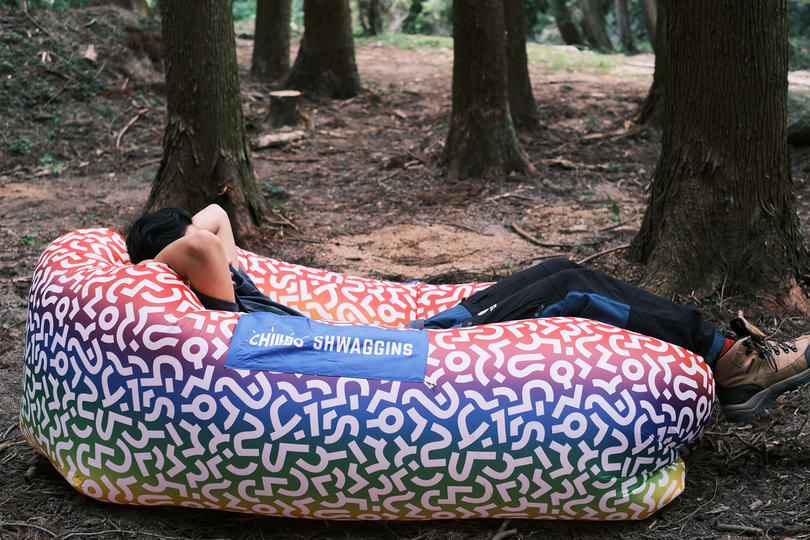 部屋でもOK! アウトドアでふわふわソファが楽しめる「Air Loungers」を使ってみた