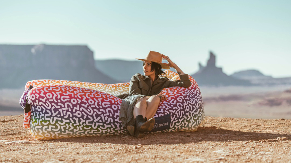 アウトドアで大活躍!持ち運べるエアソファ「Air Loungers」のキャンペーン終了間近