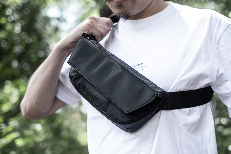 白シャツに合う! 超ミニマルなスリングバッグ「Dayfarer Active Sling」を使ってみた