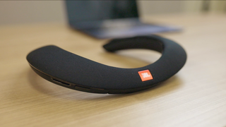 ウェブ会議のストレスが減る、ワイヤレスのネックスピーカー【今日のライフハックツール】