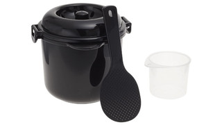 茶わん1杯分から炊き立てご飯が炊ける電子レンジ専用炊飯器。これなら、ひとり暮らしにも便利だね