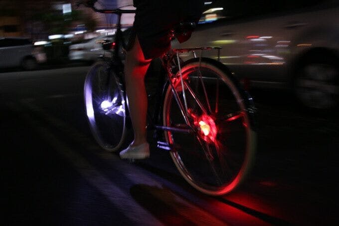 暗闇 で 自転車