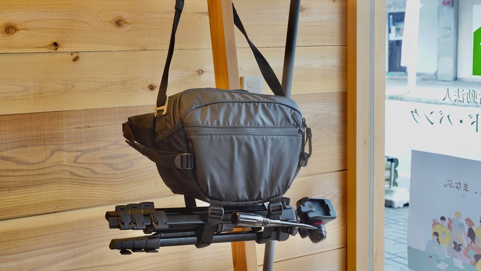 三脚も持ち運べる! カメラ専用バッグ「Pro Camera Sling Bag」を使ってみた