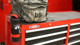 飲料ボトルを床や地面に置きたくない！アウトドアでも重宝する便利グッズ【今日のライフハックツール】