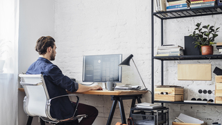 在宅勤務をする男性