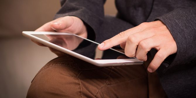 iPadを触る男性