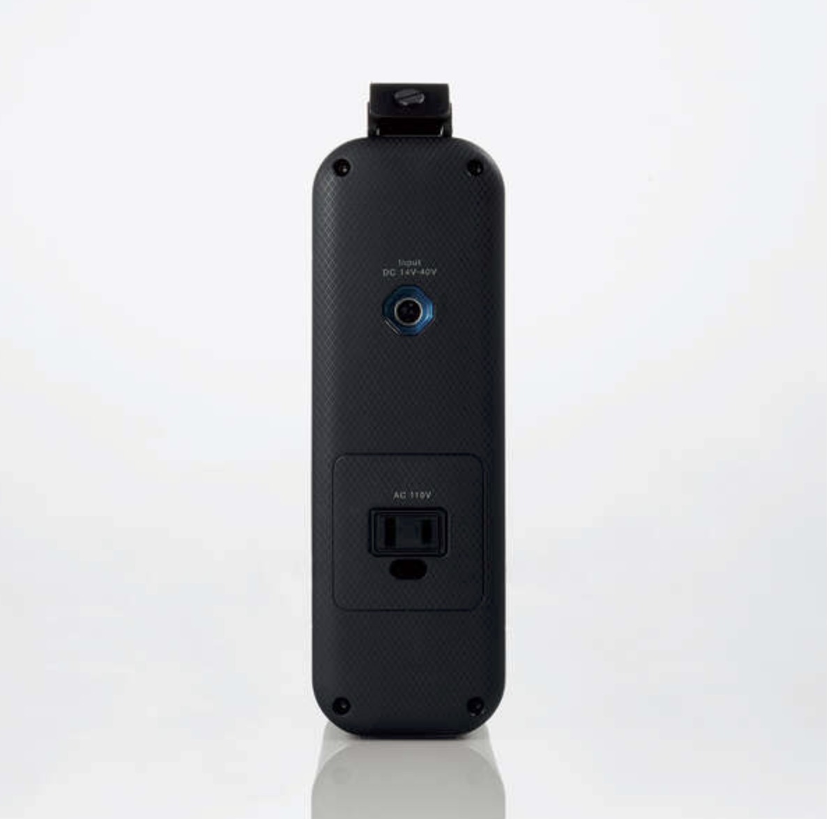 ポータブル電源「DE-AC05-60900BK」背面