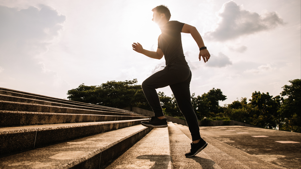 階段で運動する男性