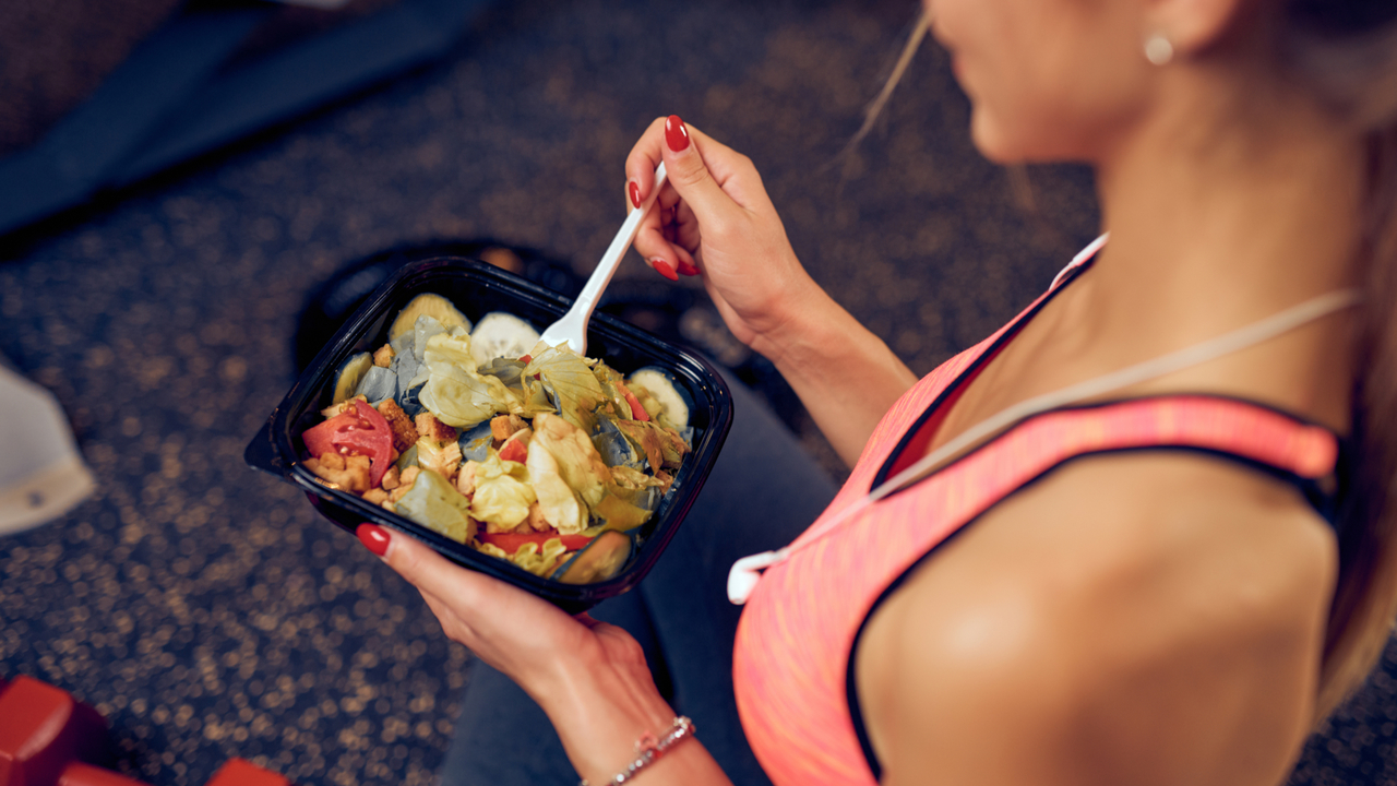 オートミールを食べる女性
