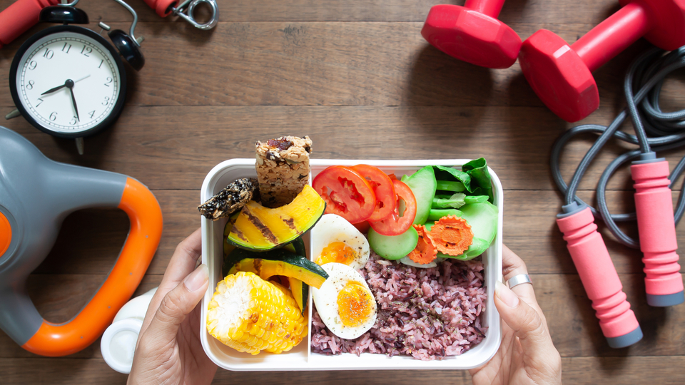 筋トレの前後に何を食べると効果的か? おすすめの量・タイミング・食べ物も紹介