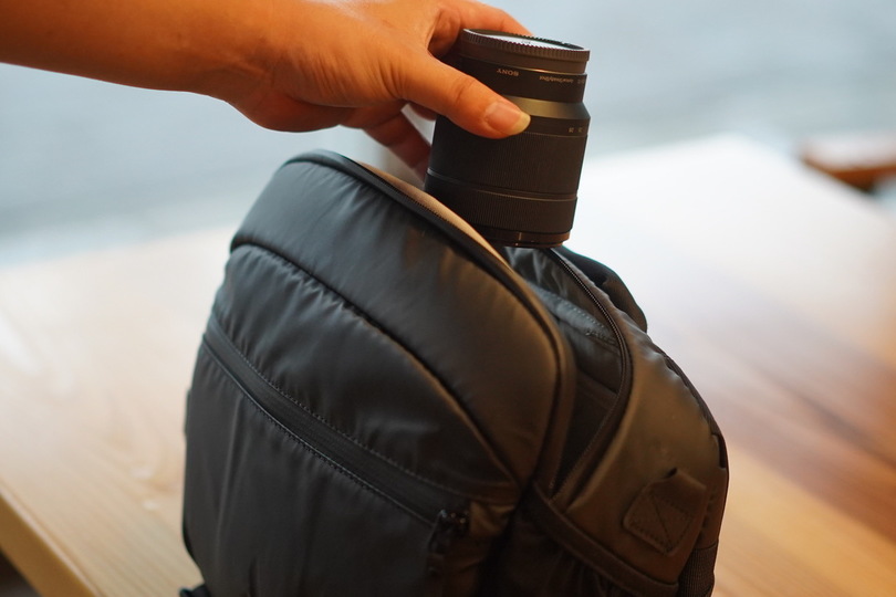 三脚も運べる カメラ収納特化の防水スリングバッグがキャンペーン終了間近 ライフハッカー 日本版