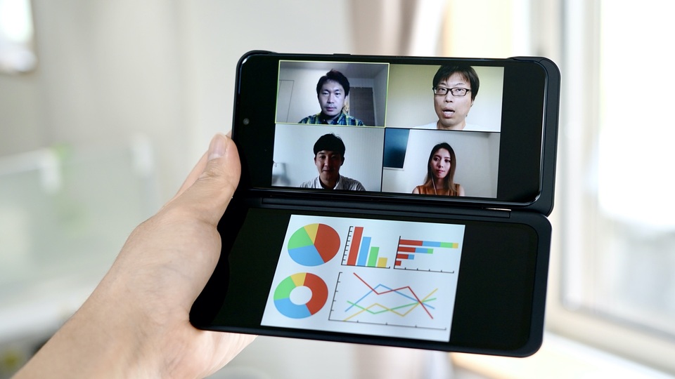 ノートPC不要? 最新2画面スマホの実力を、リモートワークで試してみた