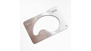 小さなキャップをラクに開けられるカード型オープナーが便利!