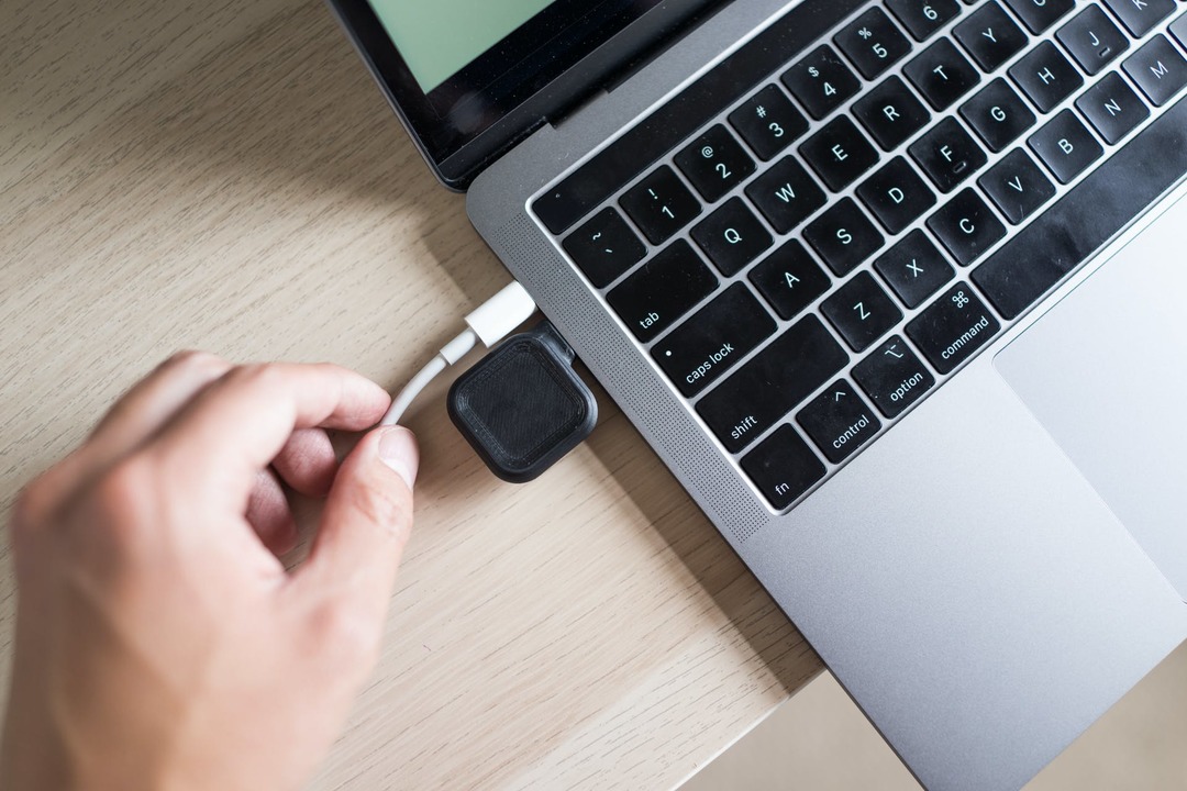 Maco_Go-charge_simultaneously_with_laptop-1