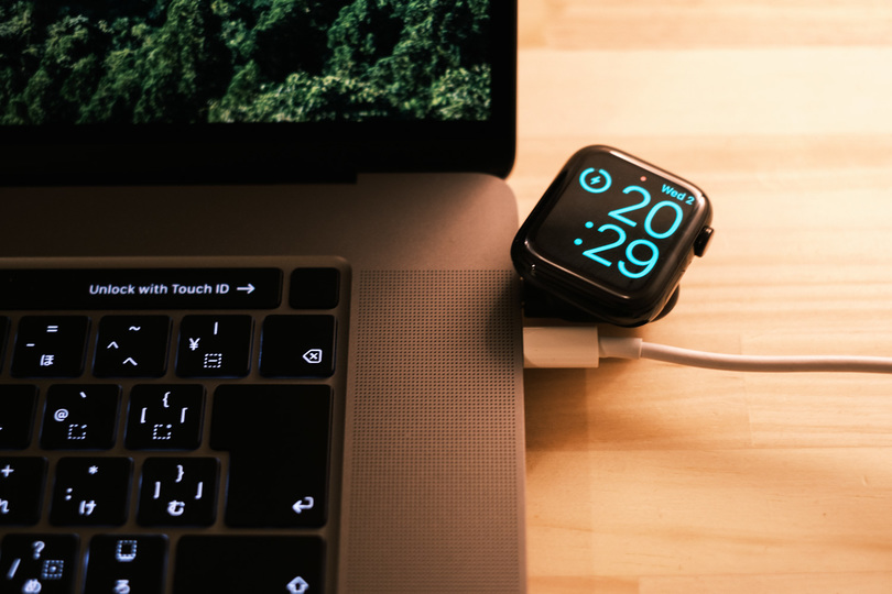 MacBookとも相性抜群! Apple Watchをスマートにチャージできるミニ充電器を使ってみた