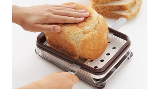 丸型のパンも好みの厚さに切れる｢ヨコ切りタイプ｣のパンスライサー