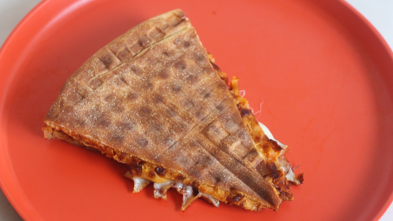 ワッフルメーカーで焼いたピザ