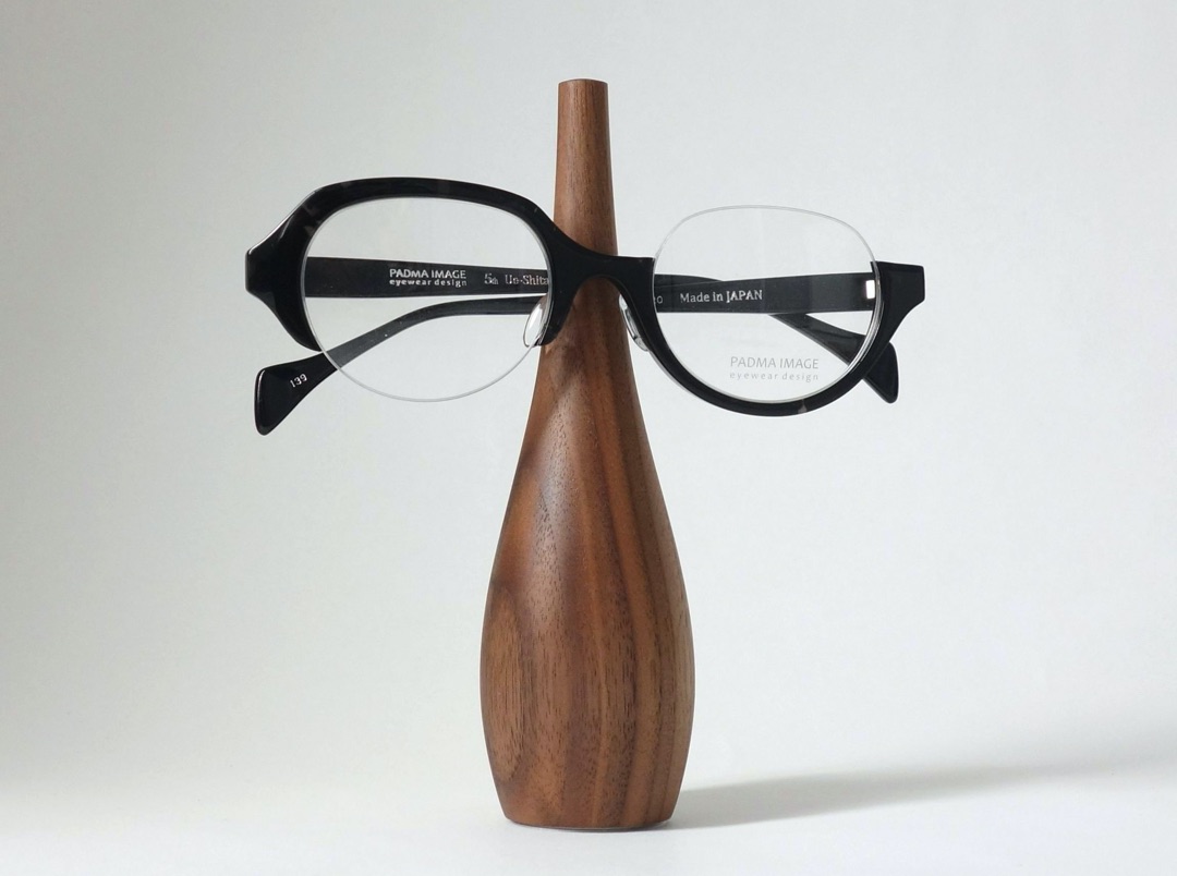 specs-stand02