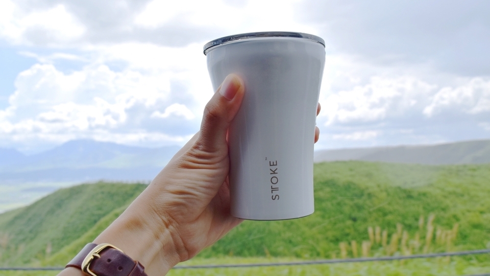 保冷・保温力バッチリな上に金属臭がしないタンブラー。陶器とステンレスのいいとこどりだよ