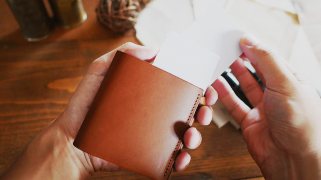 使いやすさを最優先し設計された、革職人こだわりの薄い財布